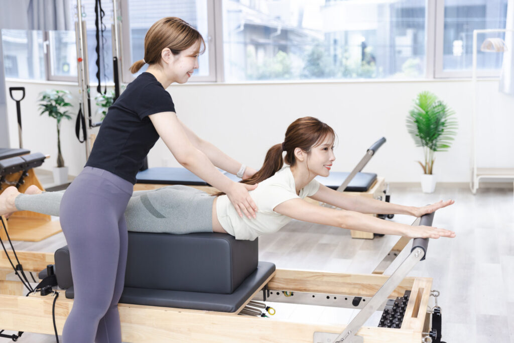 ピラティスのレッスンを受けている女性