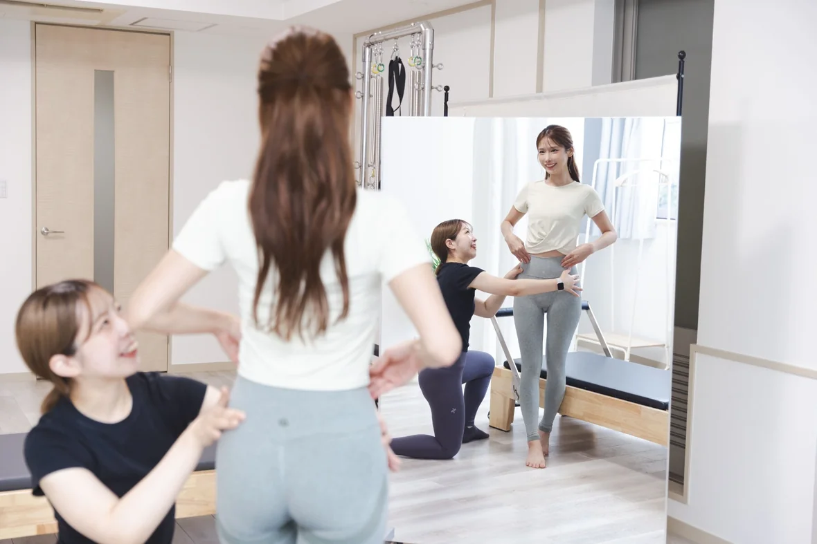鏡の前で姿勢を確かめる様子